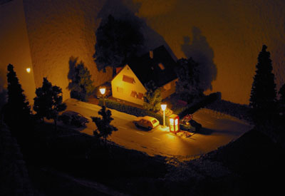 Eckhaus bei Nacht